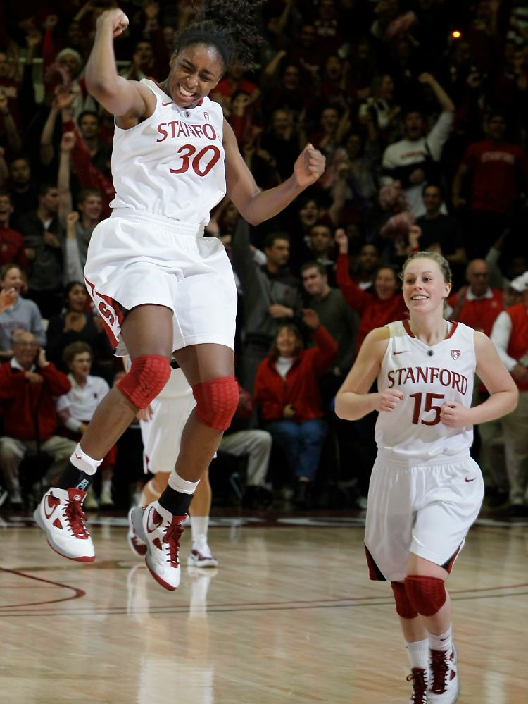 Standorfs Nnemkadi Ogwumike (30) feiert mit Lindy La Rocque (15) den historischen Triumph.