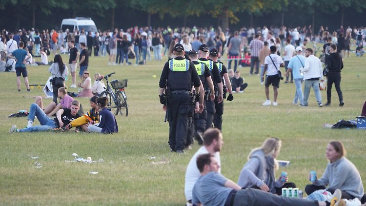 Im Hamburger Stadtpark rückt die Polizei in der Nacht zu Samstag und Sonntag an.