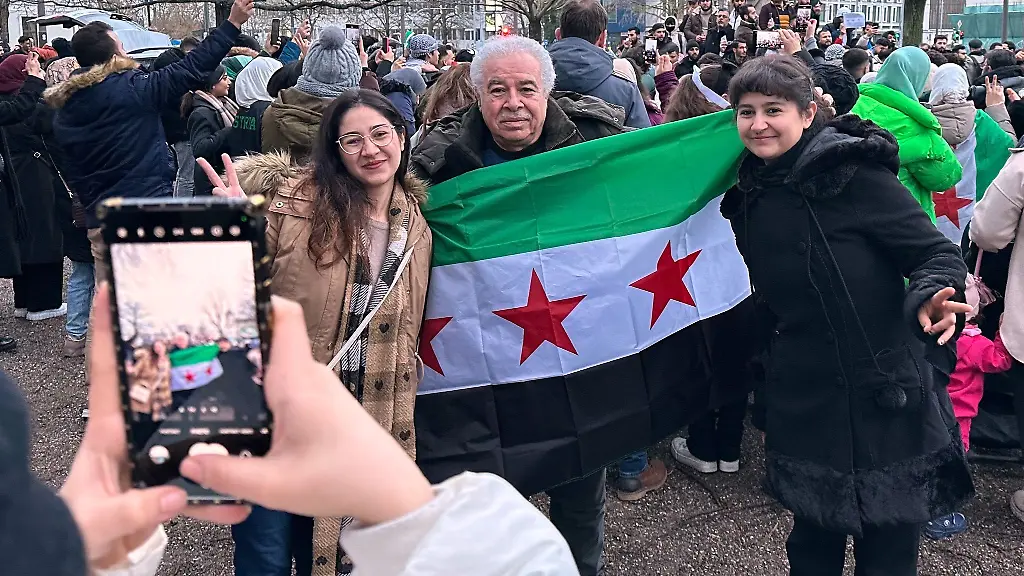 Menschen-feiern-in-Rostock-den-Sturz-des-Machthabers-Assad-in-Syrien