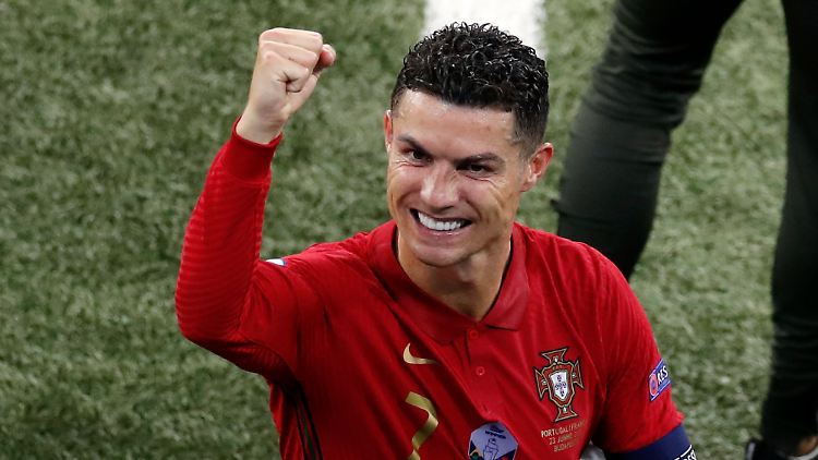 Nur eins ist gewiss: Das Trikot Portugals, das wird Cristiano Ronaldo auch künftig tragen. Egal, für welchen Verein er dann spielt.