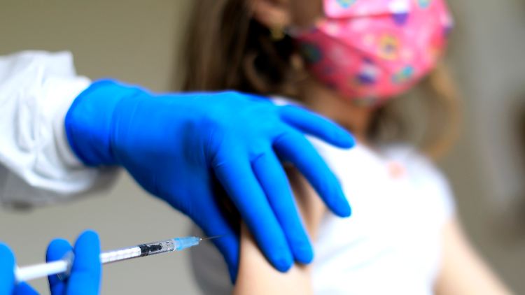 Laut Gesundheitspolitiker Lauterbach soll die STIKO ihre Empfehlung für Kinder-Impfungen überdenken.