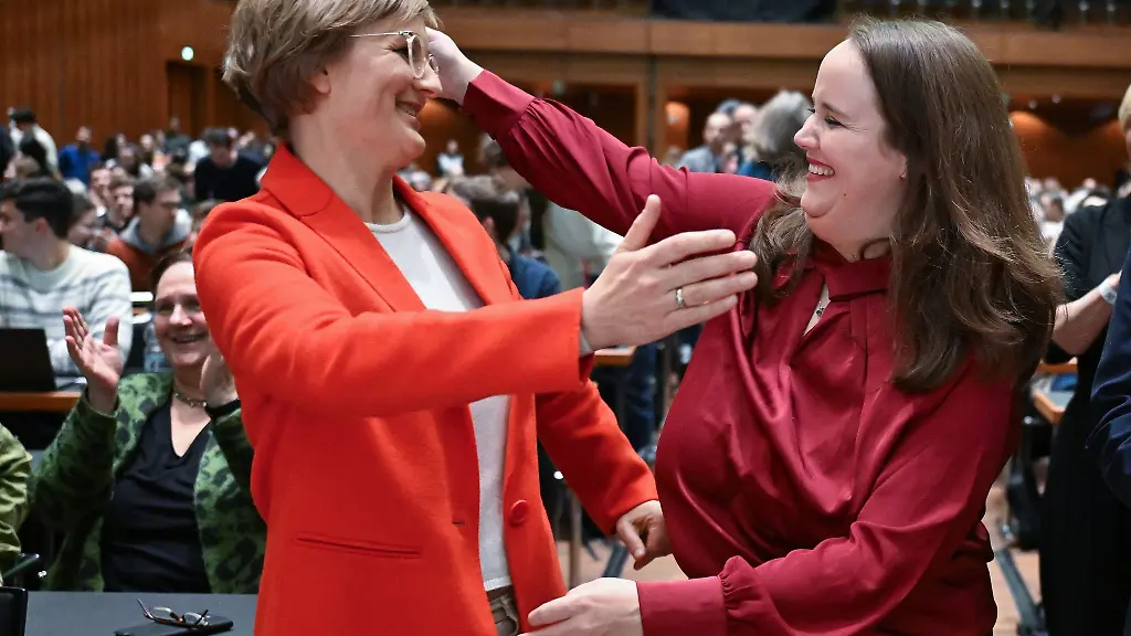 Die-neue-und-die-alte-Gruenen-Bundesvorsitzende-Franziska-Brantner-links-und-Ricarda-Lang-fuehren-die-Suedwest-Gruenen-in-einem-Spitzenduo-in-die-Bundestagswahl