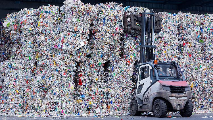 Bergeweise Kunststoffmüll: Verpackungen aus recyceltem Plastik gibt es weiterhin nur selten.