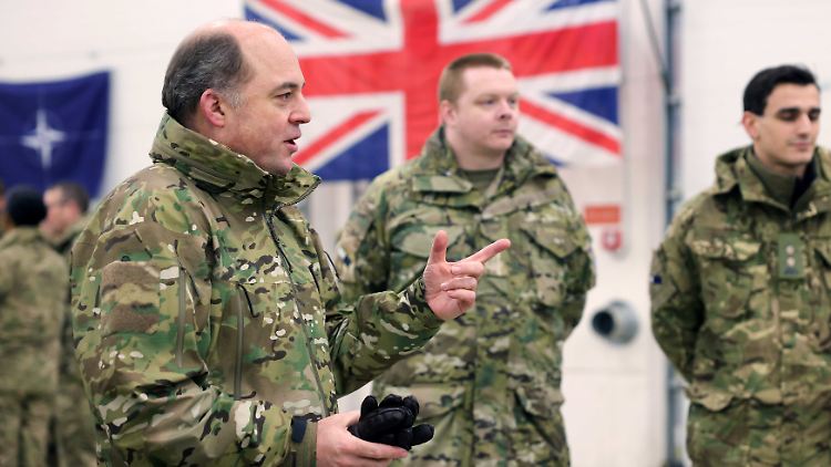 Verteidigungsminister Ben Wallace (l.) befindet sich mit seinen Top-Militärs momentan in Quarantäne.