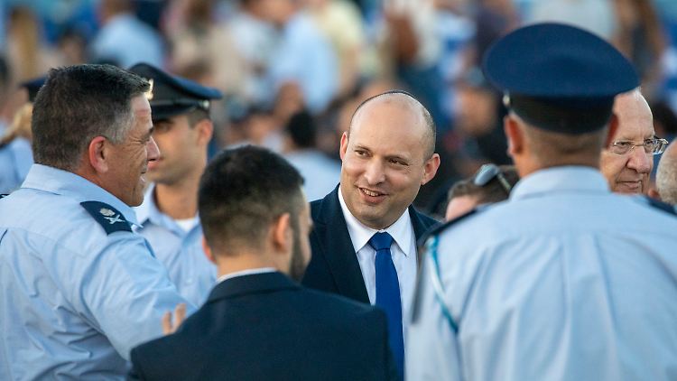 Premierminister Bennett bei einer Graduierungsfeier für Piloten der israelischen Luftwaffe.