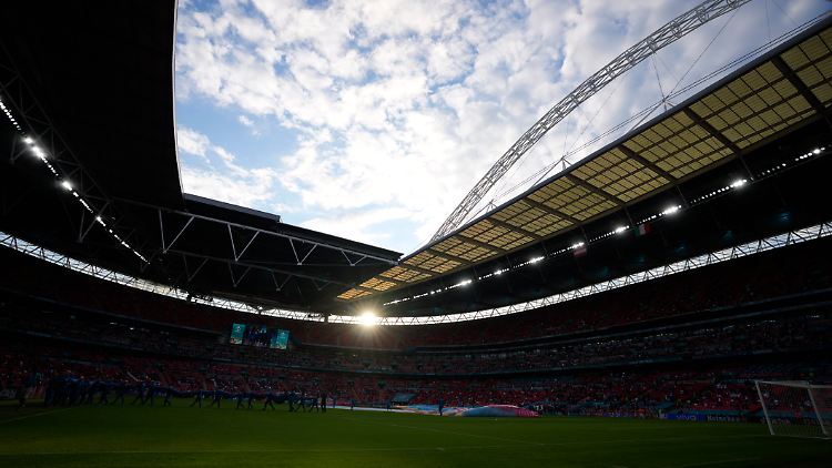 Sicher ist, dass am Dienstag England und Deutschland gegeneinander im Wembley-Stadion spielen.