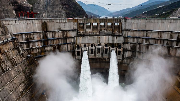 Der Staudamm ist 289 Meter hoch und wird nur von der ebenfalls in China gelegenen Drei-Schluchten-Talsperre übertroffen.