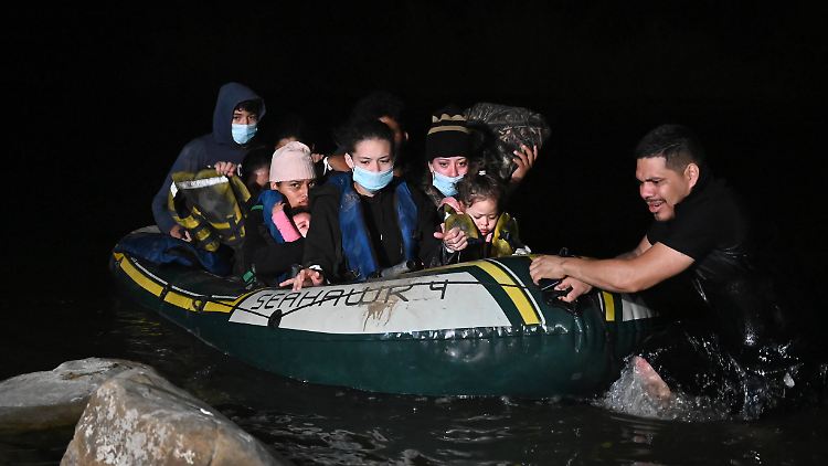 Migranten auf dem Rio Grande bei ihrer Ankunft an der US-amerikanisch-mexikanischen Grenze.