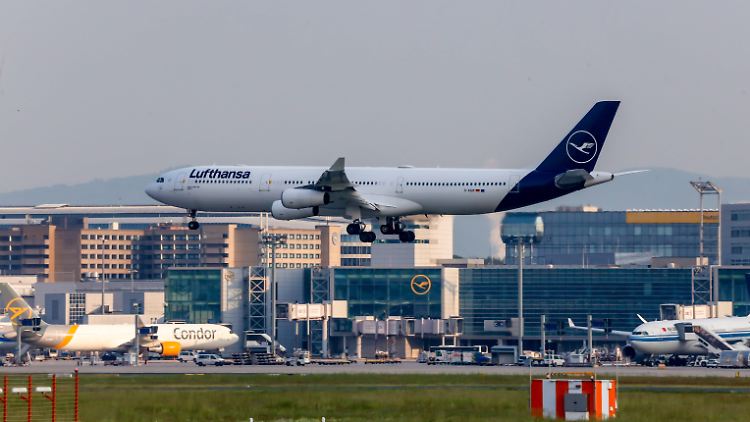 Eine Lufthansa-Maschine am Frankfurter Flughafen. Dort wird es von nun an Sonderkontrollen von Reisenden aus Portugal geben.
