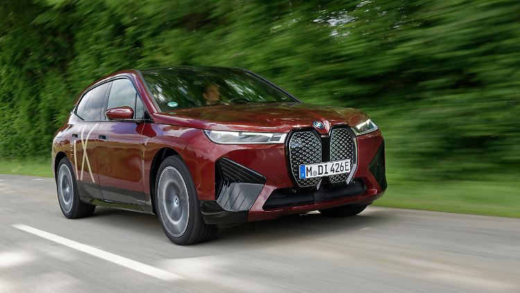 Mit leichtem Gasfuß bringt es der BMW iX xDrive50 auf bis zu 600 Kilometer rein elektrische Reichweite.