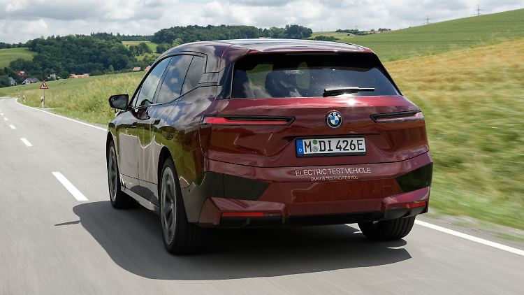 Im BMW iX xDrive50 mit 523 PS Nennleistung können einem schon mal die Pferde durchgehen.