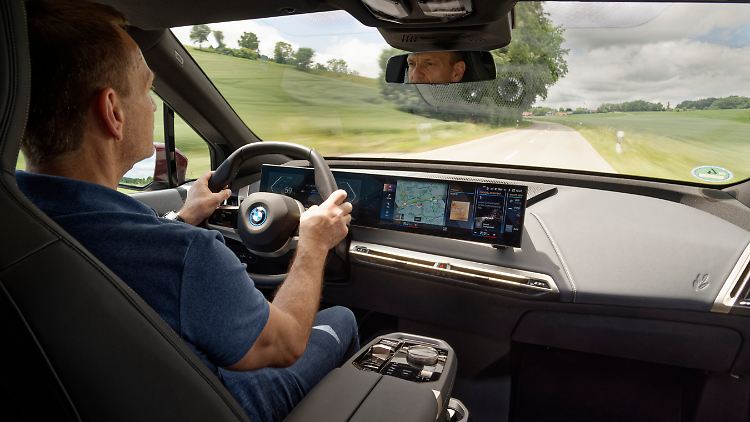 Das Erstaunlichste am BMW iX ist, wie leichtfüßig sich 2,5 Tonnen Kampfgewicht bewegen lassen.