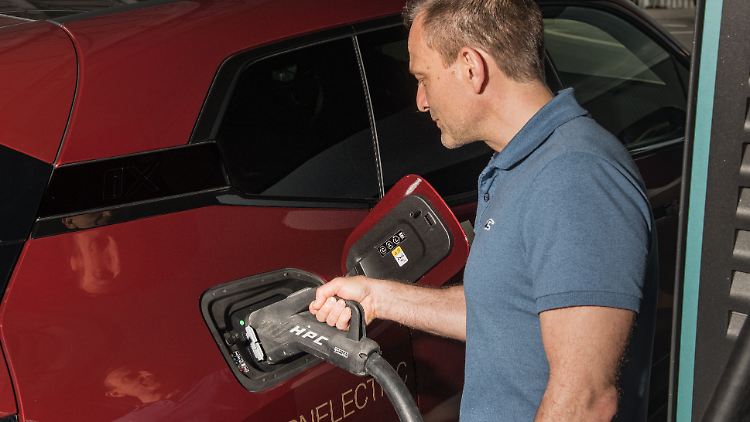 Wer an einer Ladestation mit 200 kW lädt, der kann nach zehn Minuten weiter 150 Kilometer zurücklegen.