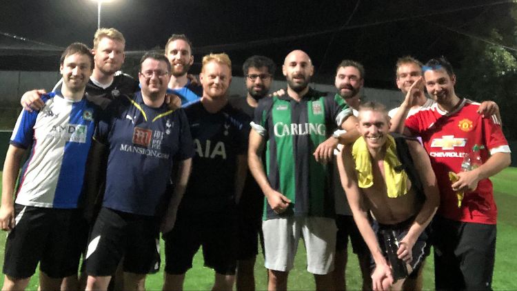 Der Charme des Amateurfußballs. Hendrik Buchheister (2. von links), Pete (3. von links) und James (5. von links) beim Mannschaftsfoto. Alex fehlte leider.