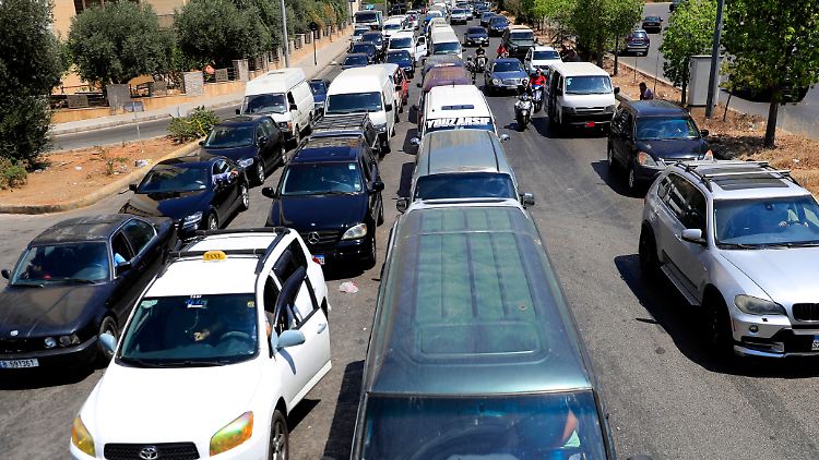 Fahrzeuge stehen Schlange vor einer Tankstelle in Beirut. Die Journalisten wollten offenbar über den Treibstoffmangel berichten.