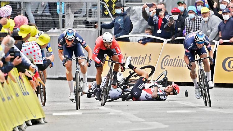 Caleb Ewan erwischt es im Zielsprint - es ist das Aus.