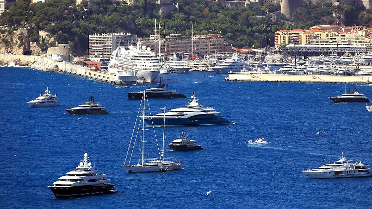 Vor Monaco lassen es sich die Superreichen auf ihren Yachten gut gehen.