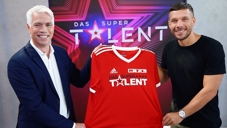 Die neue Sturmspitze: Henning Tewes, Geschäftsführer RTL Television & Co-Geschäftsleiter TVNOW (l.) und Lukas Podolski.