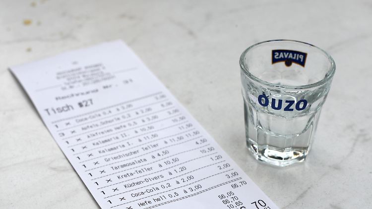 Ein Schnapps zur Rechnung erhöht die Chance auf mehr Trinkgeld.