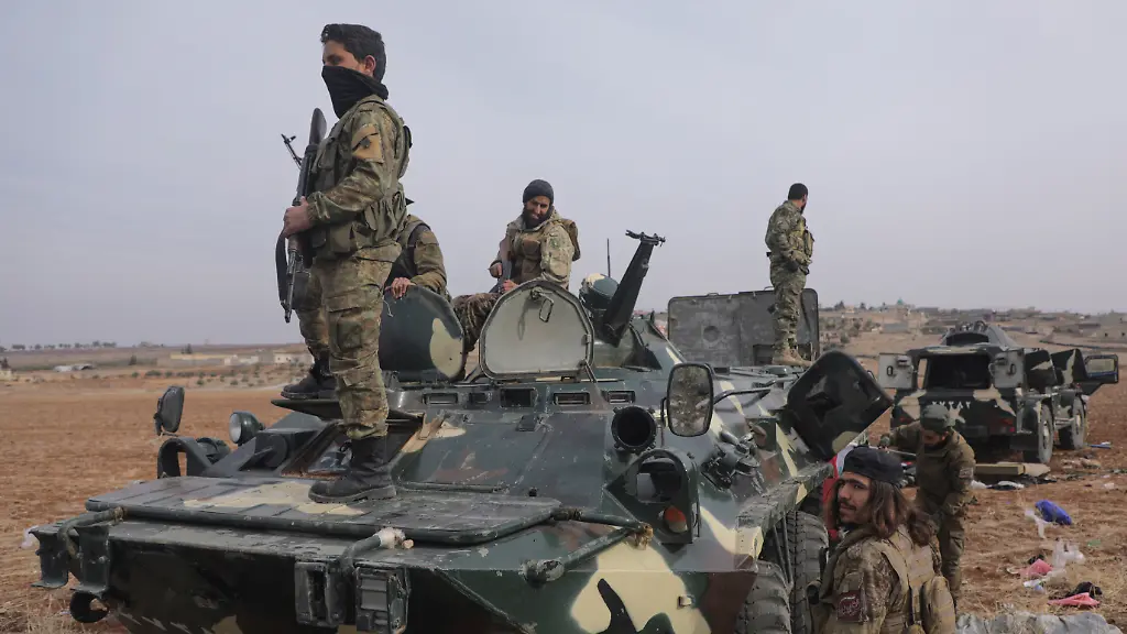 2024-12-07T131339Z-370503399-RC28KBAS4GP5-RTRMADP-3-SYRIA-SECURITY