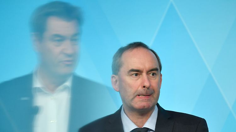 Einer geimpft, einer ungeimpft: Bayerns Ministerpräsident Söder und sein Stellvertreter Aiwanger bei einer Pressekonferenz im Mai. 
