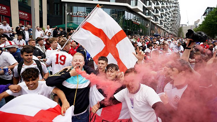 Dass sich Fans auch vor den Stadien in Variantengebieten versammelten, lag daran, dass die Spiele dort überhaupt stattfanden.