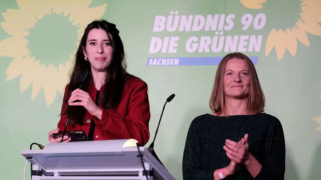 Marie-Mueser-links-und-Christin-Furtenbacher-Landesvorsitzende-von-Sachsens-Buendnis-90-Die-Gruenen