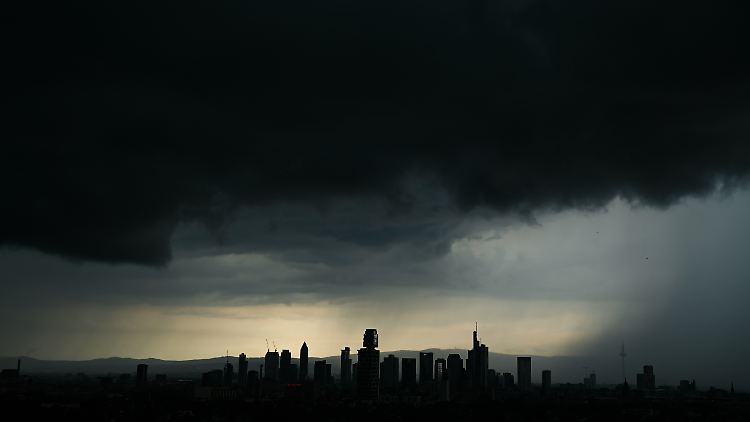 Himmel über Frankfurt: Aus Frankreich ziehen wieder Gewitterwolken heran.