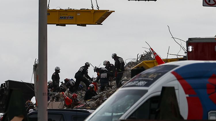 Die Retter haben inzwischen den Angaben zufolge 1,3 Millionen Kilogramm Beton bewegt.