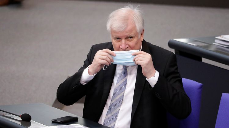 Seehofer warnt davor, die Bedrohungslage zu Verharmlosen.
