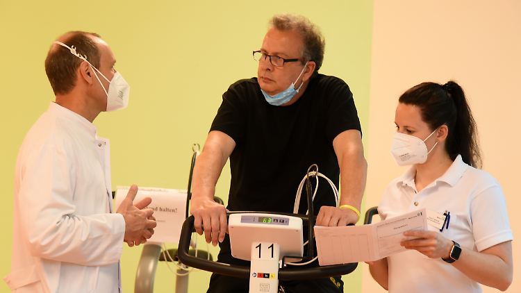 Zu den häufigsten Langzeitfolgen zählen unter anderem Belastungsatemnot, Fatigue, eingeschränkte Belastbarkeit, muskuläre Schwäche und Angststörungen.
