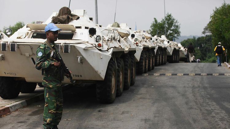 Ein UN-Soldat vor dem UN-Hauptquartier in Abidjan.