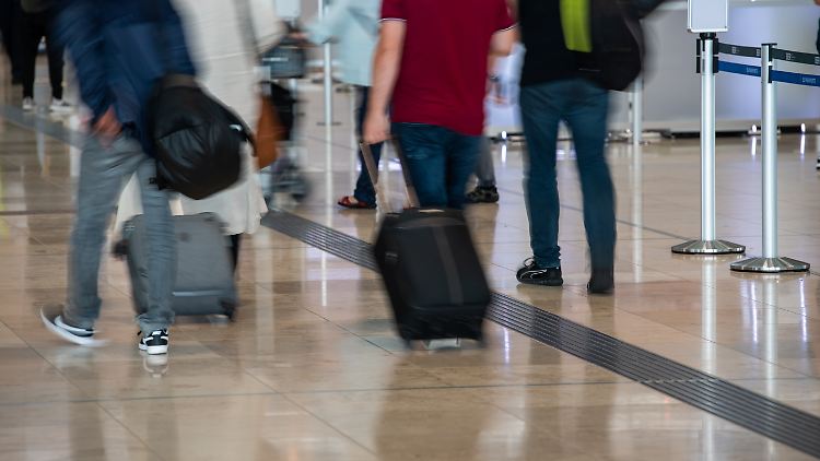 Seit Dienstag müssen Reisende aus Portugal und Russland für zwei Wochen in Quarantäne.