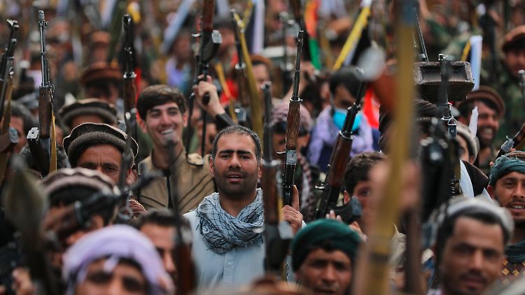 Vor einer Woche versammelten sich Angehörige von Milizen in Kabul. Sie wollen die Regierung im Kampf gegen die Taliban unterstützen.