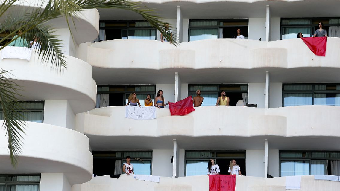 Schüler auf Balkons des Hotels "Palma Bellver" auf Mallorca.