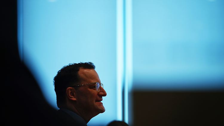 Wer zuletzt lacht: Gesundheitsminister Spahn freut sich über deutsche Impfrekorde.