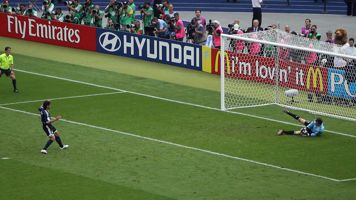Fataler Fehlschuss: Roberto Ayala scheitert bei der WM 2006 im Elfmeterschießen an Jens Lehmann.