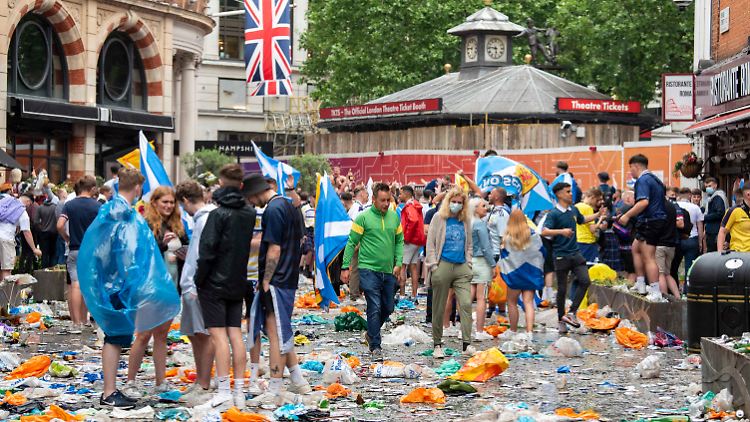 Die schottischen Fans lassen am 18. Juni in London Tonnen von Müll zurück und nehmen 2000 Infektionen mit.