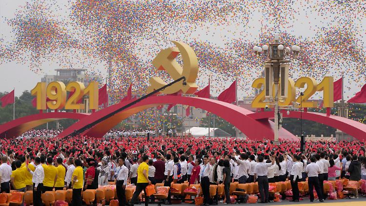 Begeisterte Anhänger feiern den 100. Geburtstag von Chinas Kommunistischer Partei in Peking.