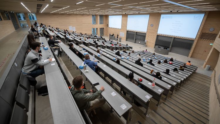 Erstsemester bei einer Einführungsveranstaltung: Im Schnitt starten 900.000 Studenten jährlich mit einem Studium.