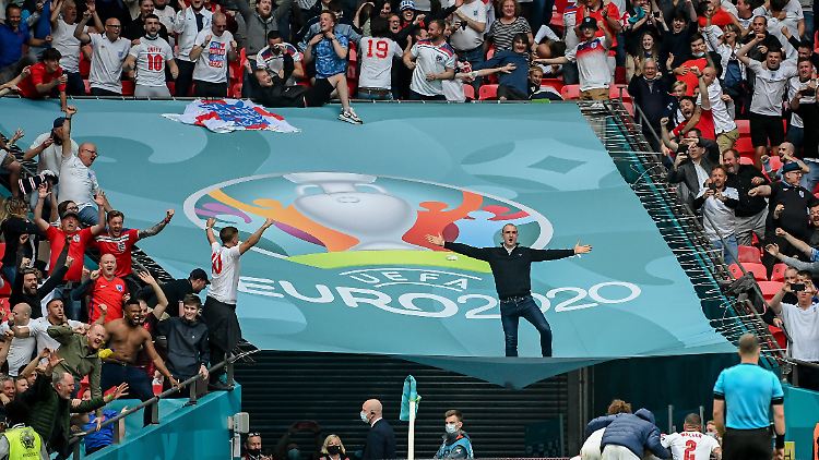 Beim Spiel England gegen Deutschland in Wembley feierten 45.000 Fans den Sieg der Heimmannschaft.