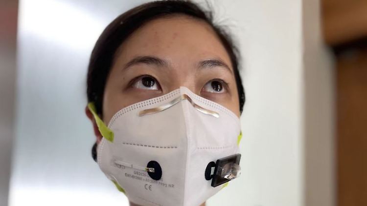 Verfärbt sich die Maske, liegt eine Sars-CoV-2-Infektion vor.