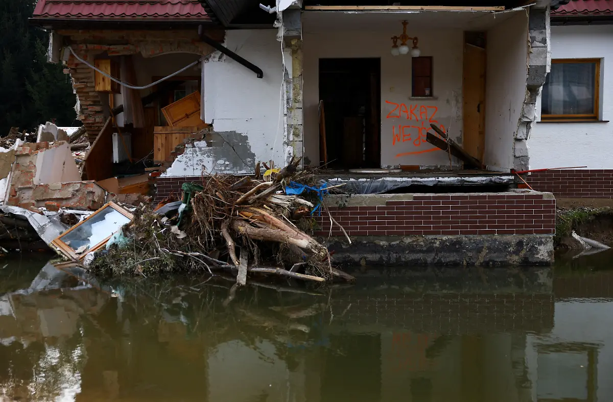 2024-09-19T213033Z-348695132-RC2O3AABQBHO-RTRMADP-3-EUROPE-WEATHER-CENTRALEUROPE-FLOODS-POLAND