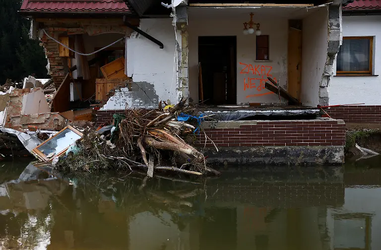 2024-09-19T213033Z-348695132-RC2O3AABQBHO-RTRMADP-3-EUROPE-WEATHER-CENTRALEUROPE-FLOODS-POLAND