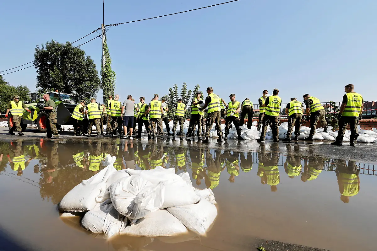 2024-09-18T163337Z-1794654463-RC203AA7T5Y8-RTRMADP-3-EUROPE-WEATHER-CENTRALEUROPE-FLOODS-POLAND