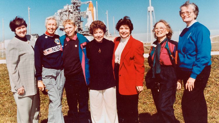 Foto aus früheren Zeiten: US-Pilotin Wally Funk (2. v.l.) zusammen mit den anderen Frauen der "Mercury 13". Sie durchlief in den 1960er-Jahren ein Astronautentraining, flog aber nie ins All.