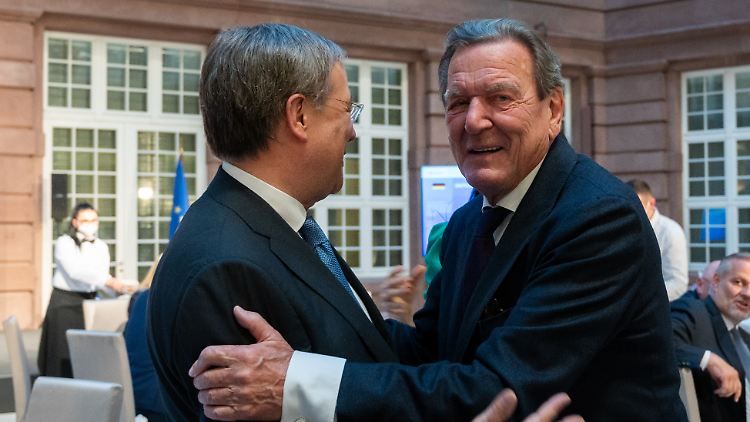 Um die Mitte der Gesellschaft kümmern: Altkanzler Schröder hat auch für Kanzleranwärter Laschet gute Ratschläge in petto (Archivbild).
