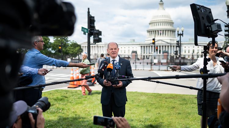 Vor passender Kulisse: "Kolossal" nennt Scholz die neue globale Mindeststeuer.