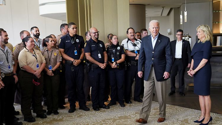 "Seien Sie vorsichtig", sagt US-Präsident Biden zu den Rettungskräften. Der Rest des Gebäudes ist einsturzgefährdet. 