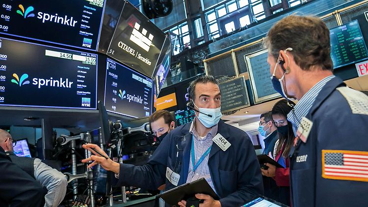Leichte Aufwärtsbewegung gibt es an der Wall Street - doch Anleger warten die Arbeitsmarktdaten am morgigen Freitag ab.